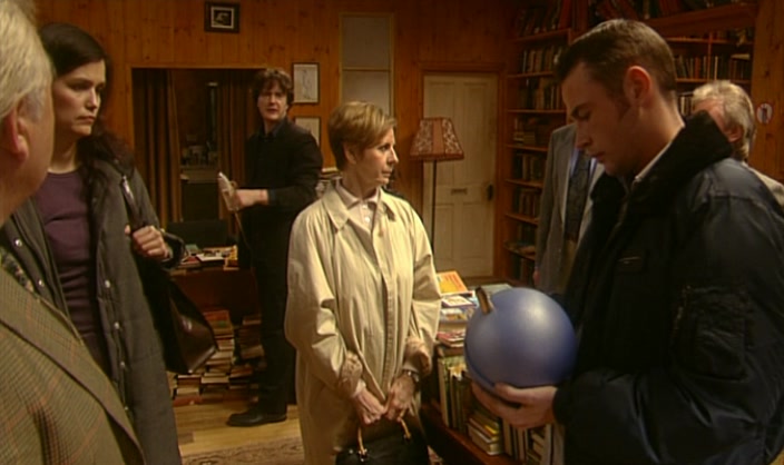 OI! YOU LOT, YOU BETTER CLEAR OFF, I HAVE TO DO A FEW... 