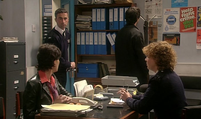 - CAN I GET YOU ANYTHING? - OH, I'D LOVE A GLASS OF WHITE. 