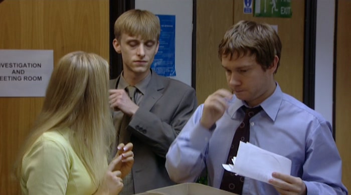 - I'M TRYING TO WORK IN HERE. - SORRY, MATE. 