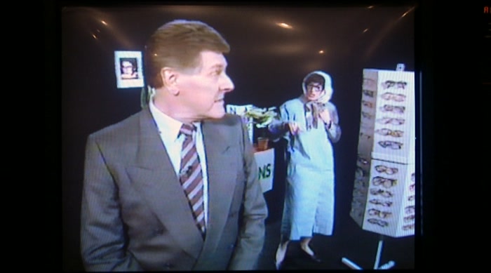 HEY, I KNOW YOU. CAN I HAVE YOUR AUTOGRAPH?  