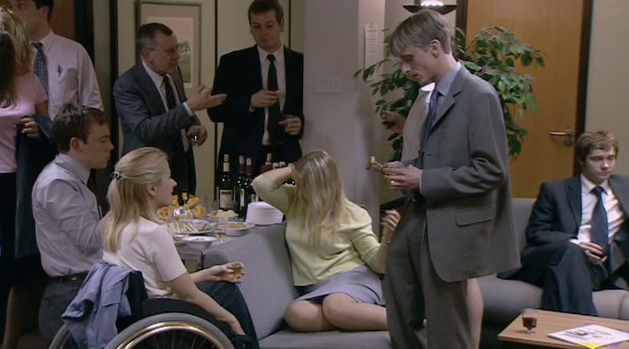 - I SEE YOU'VE GOT THE WHEELCHAIR. - I HAVE, YEAH. 