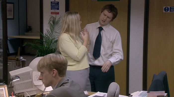 - HE DIDN'T ACTUALLY DO THE FINGERS. - LET'S JUST GET ON. 