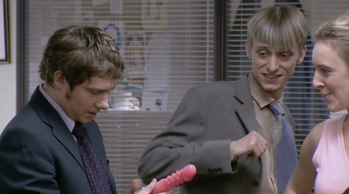 - I'M NOT TOUCHING THAT. - WHY? LOOK. 