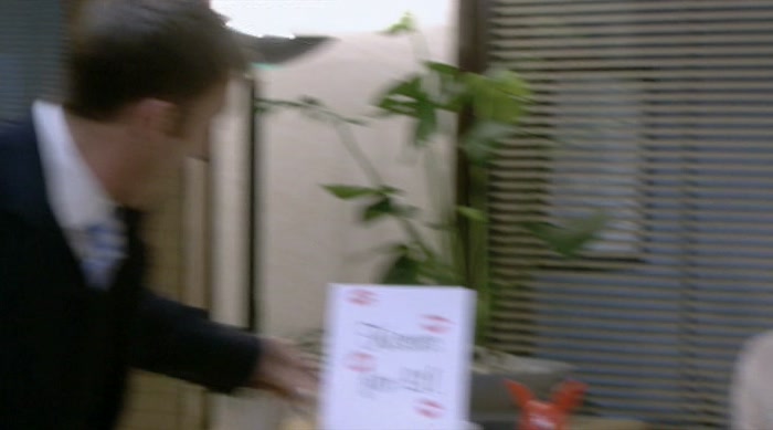- NO. PUT YOUR QUID IN. - OK. KISS ME ON THE NOSE! 