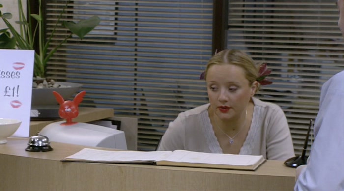 - NO. PUT YOUR QUID IN. - OK. KISS ME ON THE NOSE! 