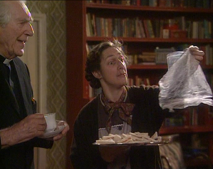 - NO, NO. - HERE'S A BIGGER BAG 
