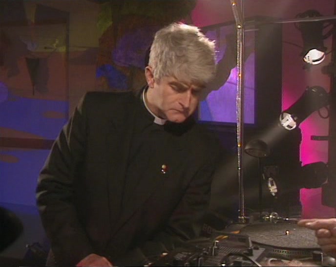 I CAN FLIP BETWEEN RECORDS IF I WANT TO GET A BIT OF AN OLD JAM GOING. 
