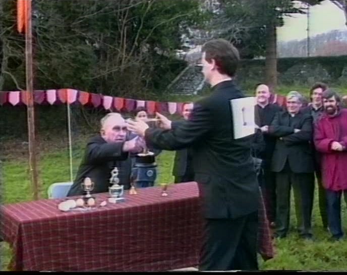 - HERE'S THE CHAMP. - FAIR PLAY. FAIR PLAY TO HIM. 