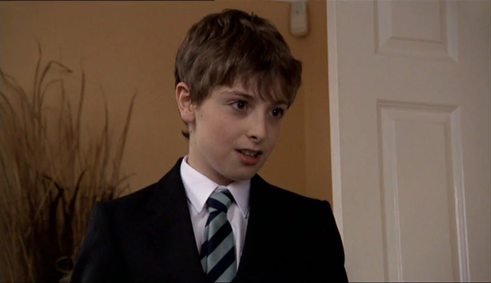- I DON'T LOVE HER, ACTUALLY. - EVERYONE KNOWS, YOU SPAZ. 