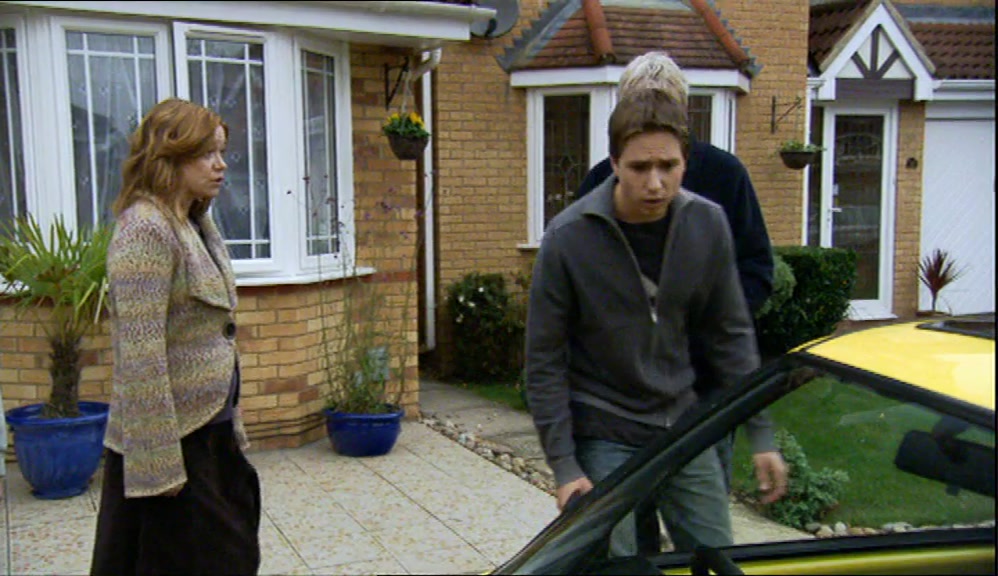 - CHRIST, IT'S GOT A TAPE DECK. - SEE, THAT'S GOOD. 