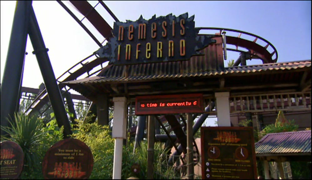 - SHIT, STILL AN HOUR QUEUE. - THAT'S NOTHING. 