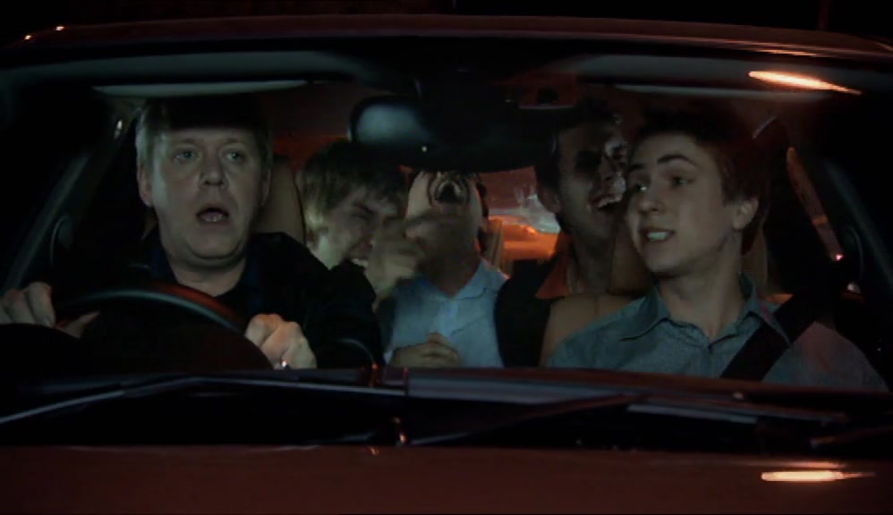 - THEY DO IT IN YOUR HOUSE, SI! - DAD! 
