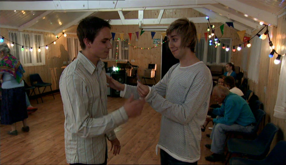 - FILL THIS UP FOR ME. - THANKS SO MUCH, MATE. NICE ONE. 