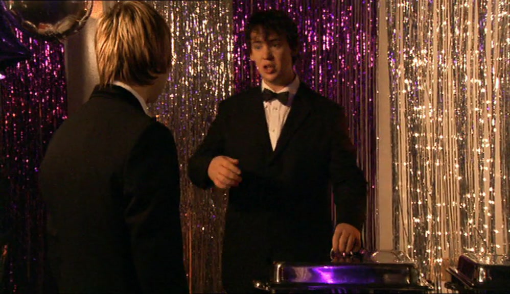 - WOULD YOU LIKE KETCHUP ON THAT? - YEAH, GO ON, THEN. PLEASE. 