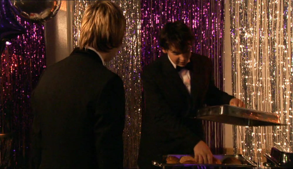- WOULD YOU LIKE KETCHUP ON THAT? - YEAH, GO ON, THEN. PLEASE. 