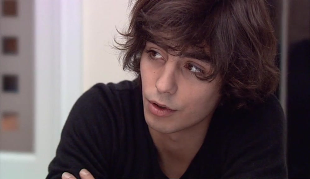- QUOI? - HE DOESN'T GET ANY, HE'S ALL GREASY. 