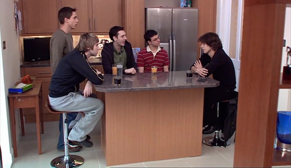- QUOI? - HE DOESN'T GET ANY, HE'S ALL GREASY. 