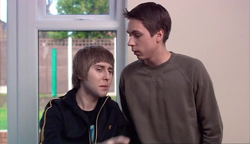 - QUOI? - HE DOESN'T GET ANY, HE'S ALL GREASY. 