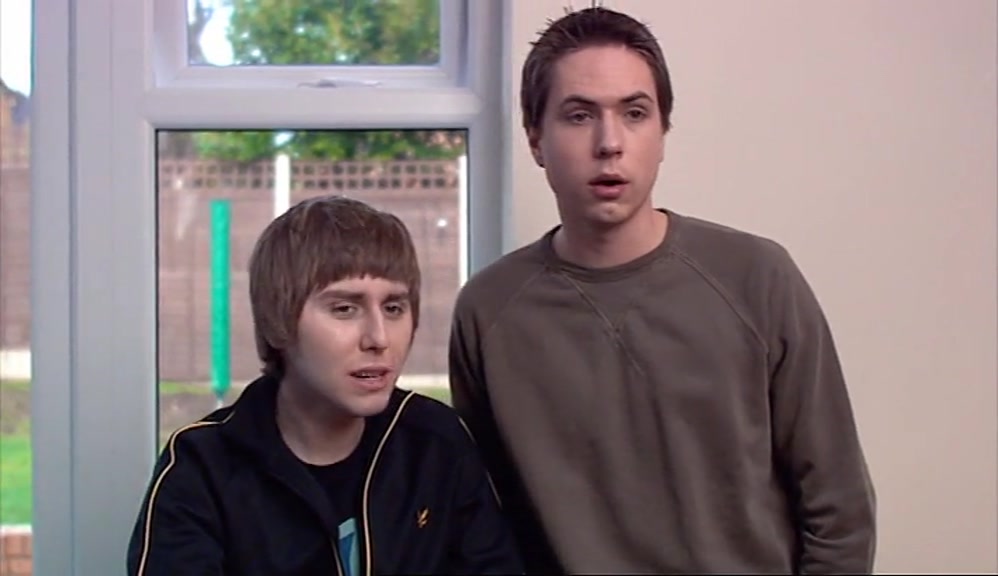 - QUOI? - HE DOESN'T GET ANY, HE'S ALL GREASY. 
