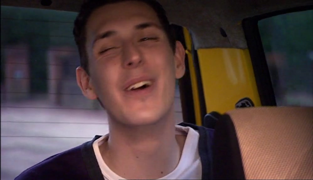 - PULL OVER, SI. I NEED A PISS. - I CAN'T PULL OVER, THERE'S A BUS LANE. 