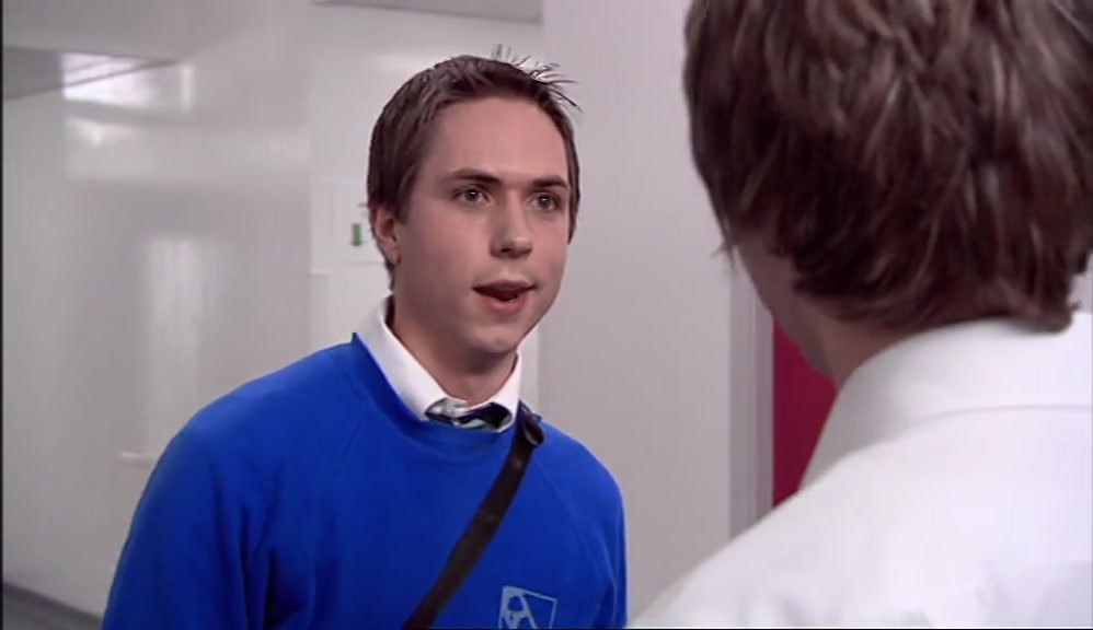 - HI, SIMON! - CARLI! 