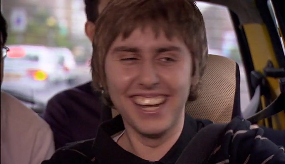 - PULL OVER, SI. I NEED A PISS. - I CAN'T PULL OVER, THERE'S A BUS LANE. 