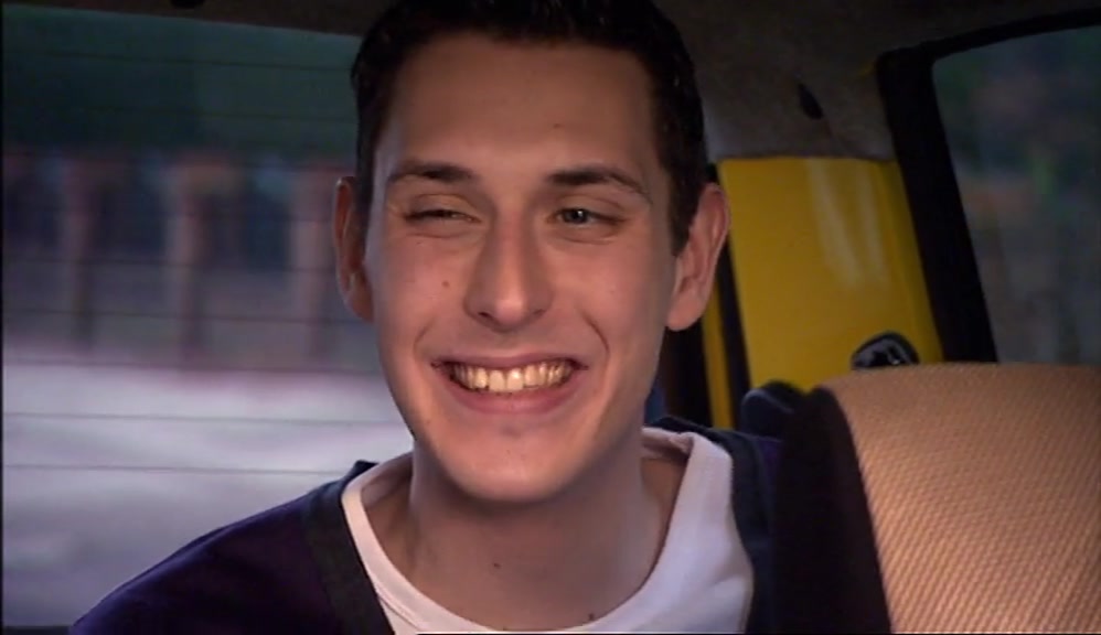 - PULL OVER, SI. I NEED A PISS. - I CAN'T PULL OVER, THERE'S A BUS LANE. 