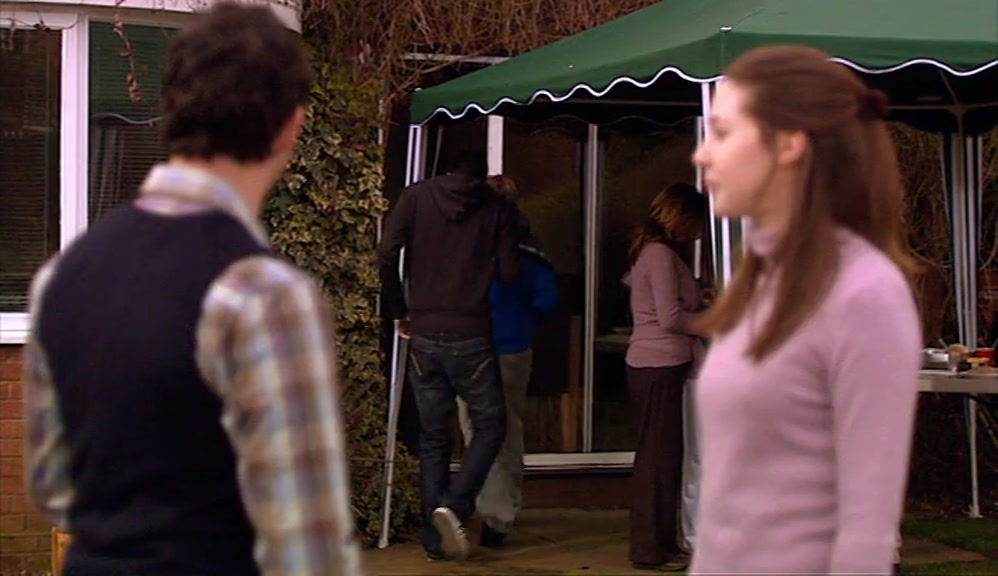 - SORRY, I HAVE TO DEAL WITH SOMETHING. - WHAT'S HAPPENED? 