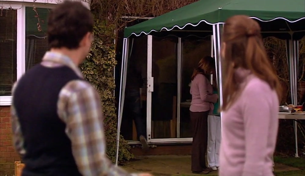 - SORRY, I HAVE TO DEAL WITH SOMETHING. - WHAT'S HAPPENED? 