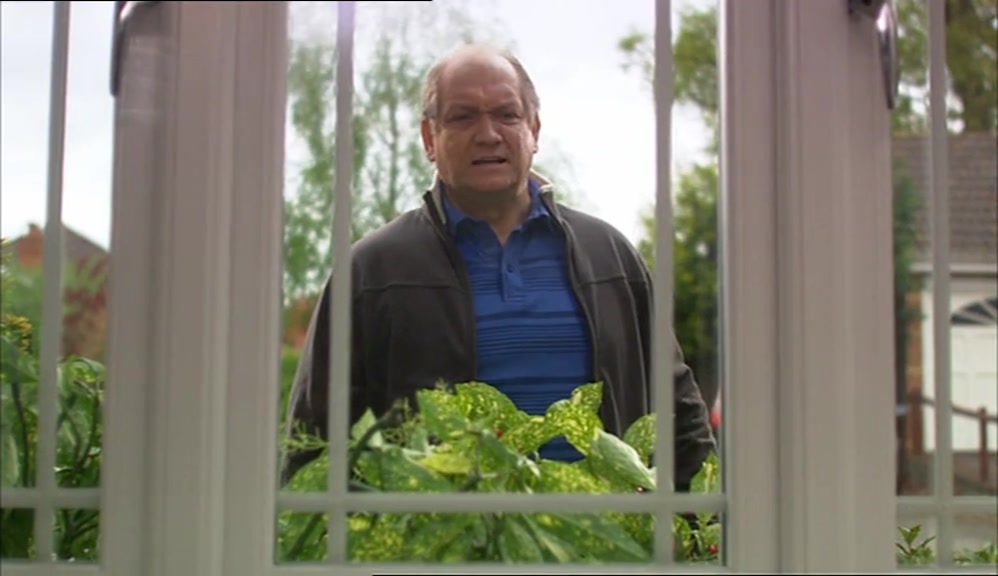 - NOT NOW, NEIL. - I KNOW YOU'RE IN THERE, I CAN SEE YOUR FEET. 