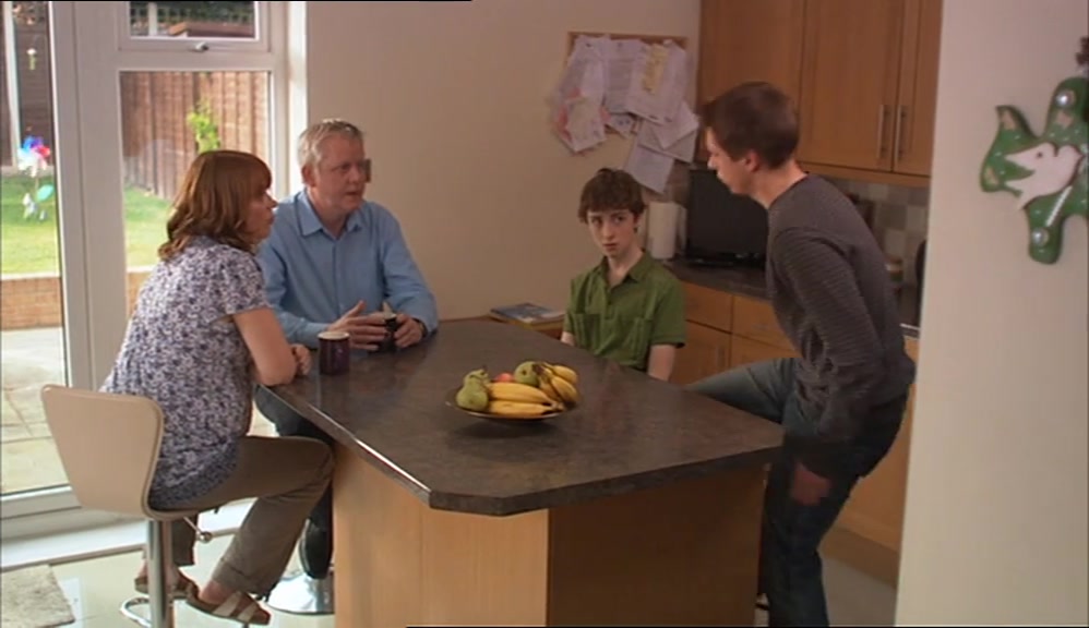 - WE'VE BEEN WAITING FOR YOU, SIMON. - SORRY, I WAS BUSY! I HAVE A LIFE, TOO! 