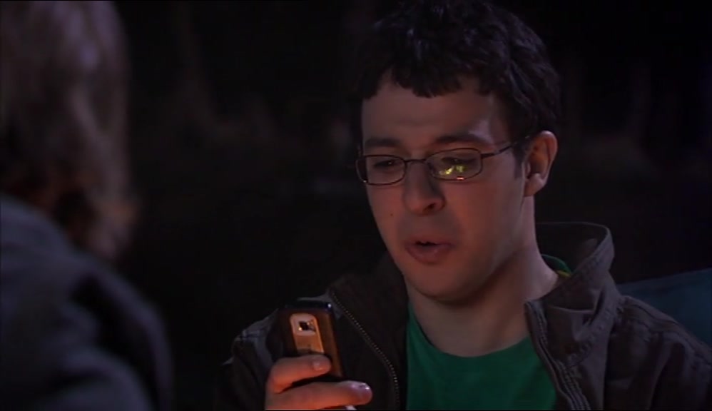 - HE'S JUST TEXTED YOU BACK. - OH, SHIT. WHAT DOES IT SAY? 