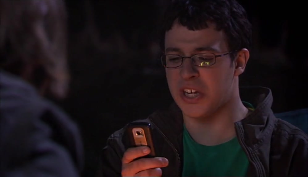 - HE'S JUST TEXTED YOU BACK. - OH, SHIT. WHAT DOES IT SAY? 