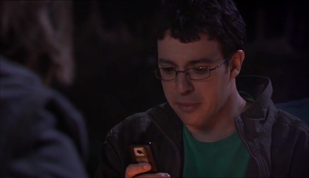 - HE'S JUST TEXTED YOU BACK. - OH, SHIT. WHAT DOES IT SAY? 