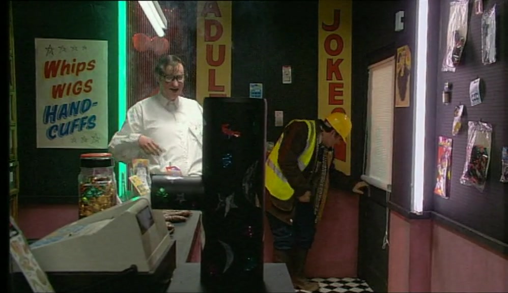 IT'S GOOD THAT, INNIT? RUNS ON A CAR BATTERY, YOU CAN'T BUY THEM. 