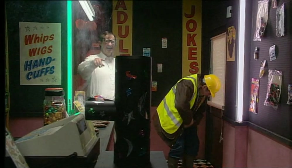 IT'S GOOD THAT, INNIT? RUNS ON A CAR BATTERY, YOU CAN'T BUY THEM. 