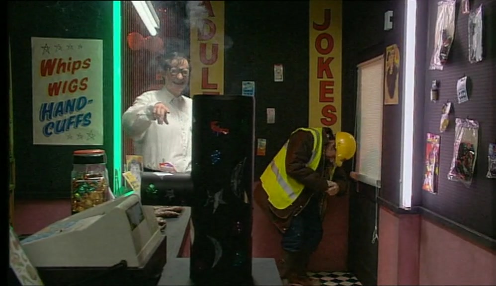 IT'S GOOD THAT, INNIT? RUNS ON A CAR BATTERY, YOU CAN'T BUY THEM. 