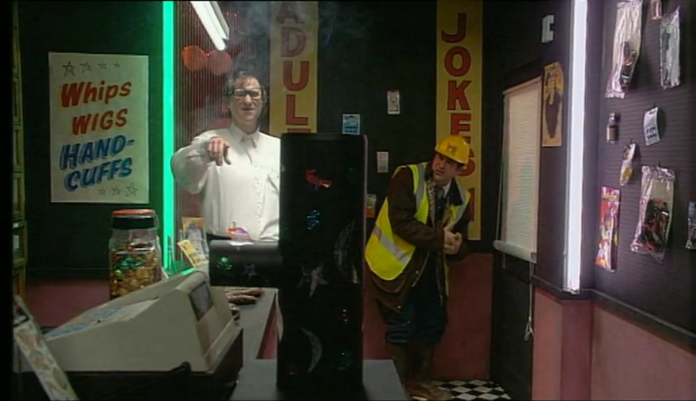 IT'S GOOD THAT, INNIT? RUNS ON A CAR BATTERY, YOU CAN'T BUY THEM. 