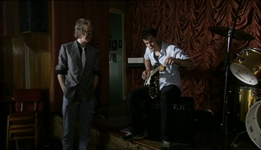 - IS THAT A STRAT? - YEAH, MATE. 
