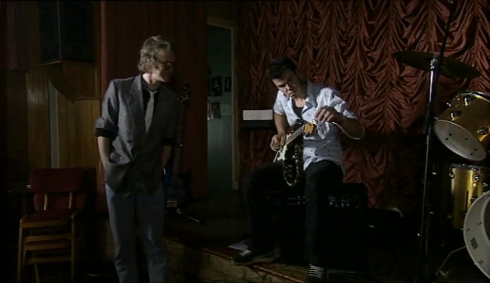 - IS THAT A STRAT? - YEAH, MATE. 