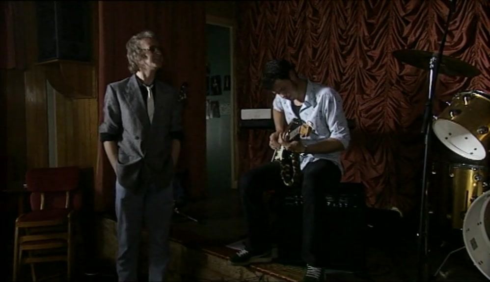- IS THAT A STRAT? - YEAH, MATE. 