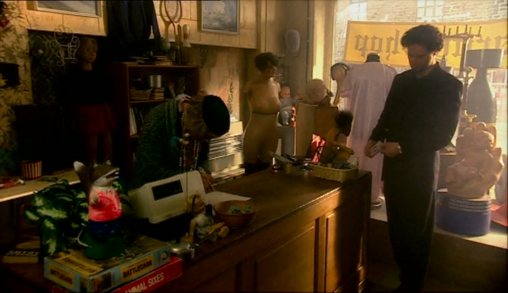 - EXCUSE ME. HOW MUCH IS THIS? - HASN'T IT GOT A PRICE ON IT? 