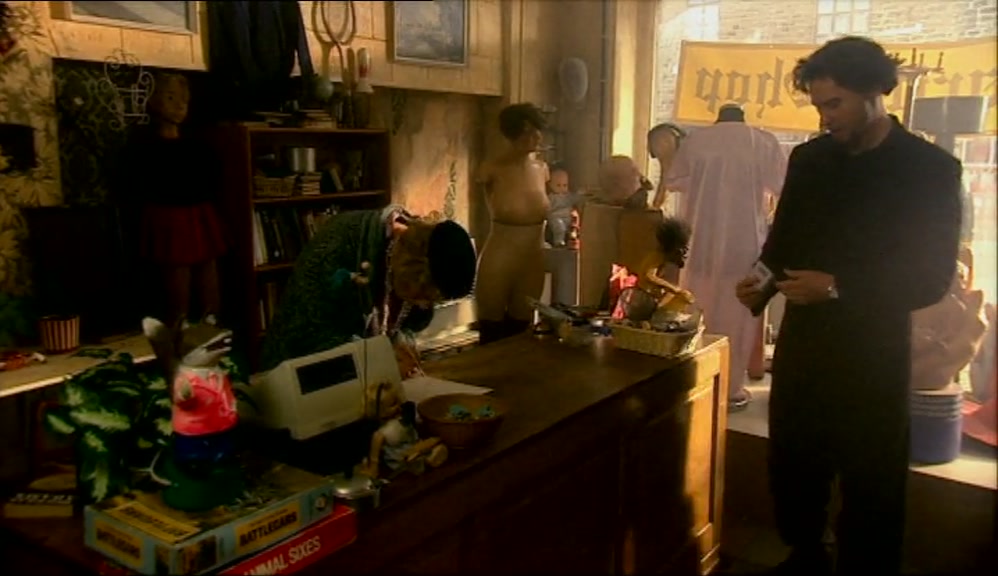 - EXCUSE ME. HOW MUCH IS THIS? - HASN'T IT GOT A PRICE ON IT? 