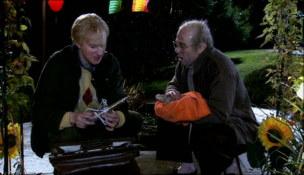 - OH, GOD, WHAT'S THAT?! - JUST A BIG ELECTRIC TOOTHBRUSH. 