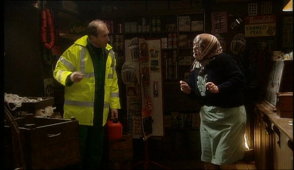 DO YOU KNOW IF THERE'S A GARAGE ANYWHERE? I RAN OUT OF PETROL. 