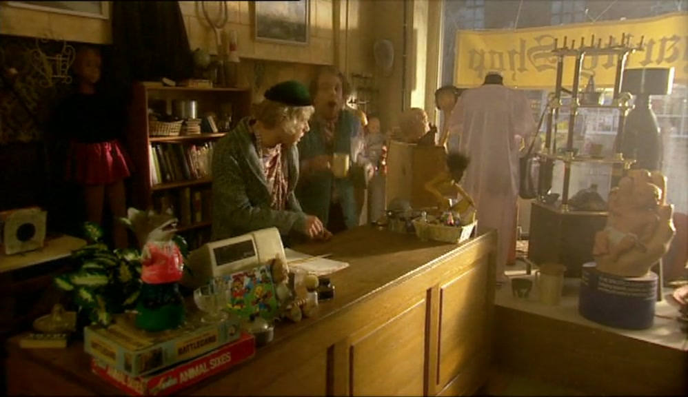 - NO, DEAR. TWO TEAS? - YEAH. I'LL GET THEM. 