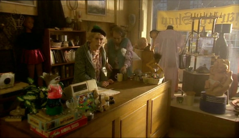- NO, DEAR. TWO TEAS? - YEAH. I'LL GET THEM. 