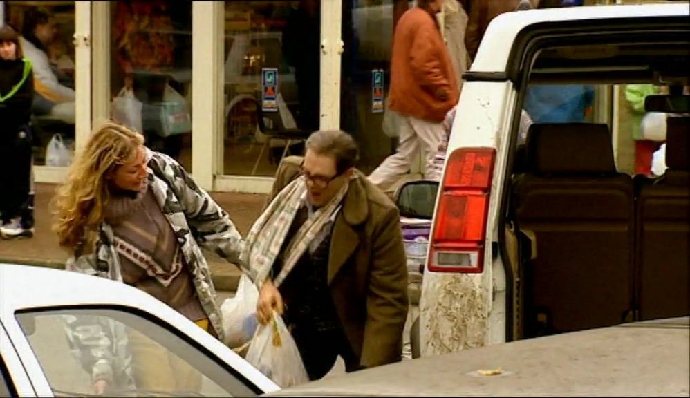 - DO YOU NEED A HAND, LOVE? - OH, THANK YOU. 
