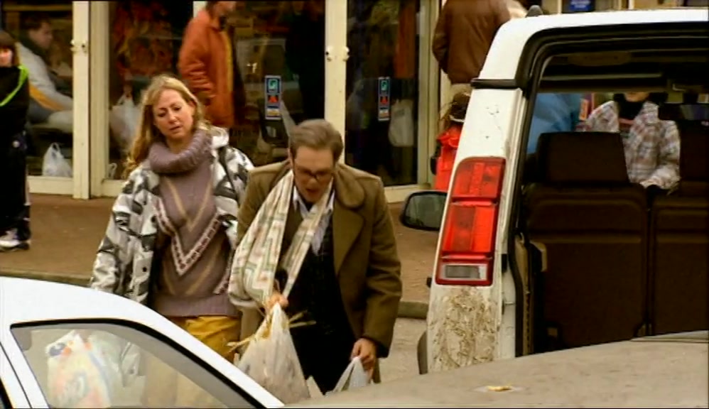 - DO YOU NEED A HAND, LOVE? - OH, THANK YOU. 