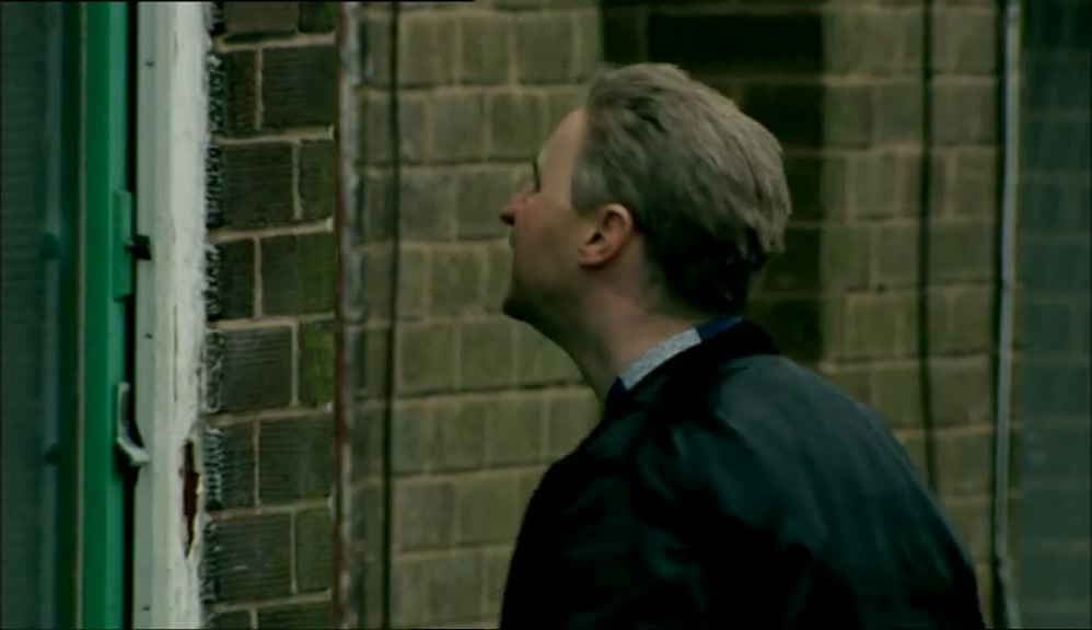 - MAYBE SHE'S OUT. - NO, I CAN SMELL FRIED ONIONS. 
